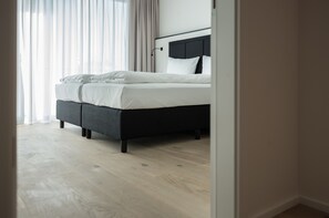 Premium bedding, in-room safe, desk, soundproofing - SUYTES Business Studios (Heidelberg)