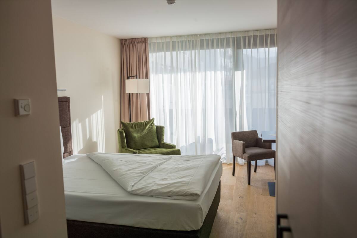 Premium bedding, in-room safe, desk, soundproofing