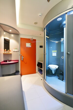 Shower - POP! Hotel Nusa Dua (Nusa Dua)