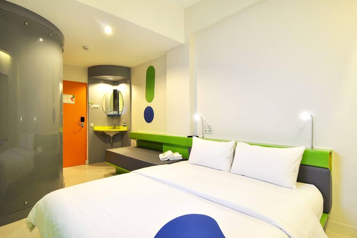 In-room safe, desk, free WiFi