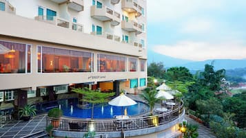 Outdoor pool, pool umbrellas, sun loungers