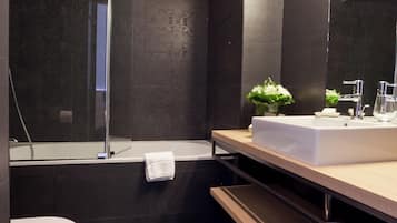 Un baño moderno con bañera, inodoro y lavamanos.