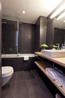 Un baño moderno con bañera, inodoro y lavamanos.