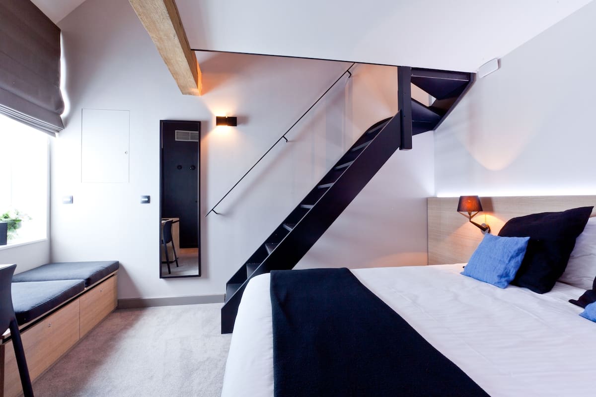 Familiekamer | Luxe beddengoed, een minibar, een bureau, geluiddichte muren