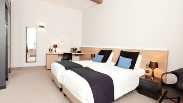 Standaard tweepersoonskamer | Luxe beddengoed, een minibar, een bureau, geluiddichte muren