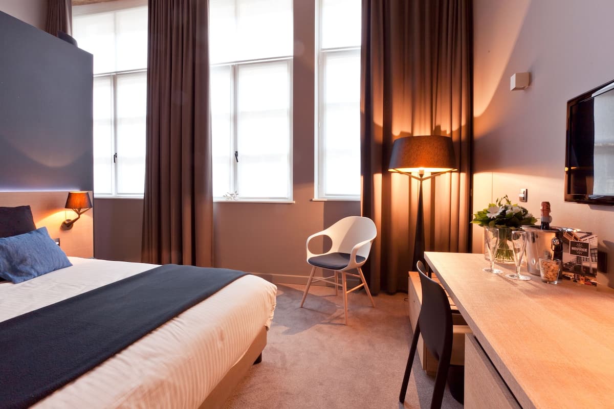 premium bedding, minibar, desk, soundproofing