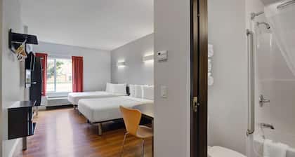 Motel 6 Airdrie, AB