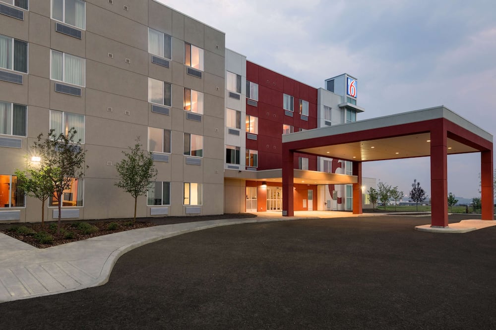 Motel 6 Airdrie, AB