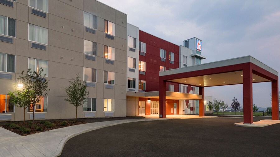 Motel 6 Airdrie, AB