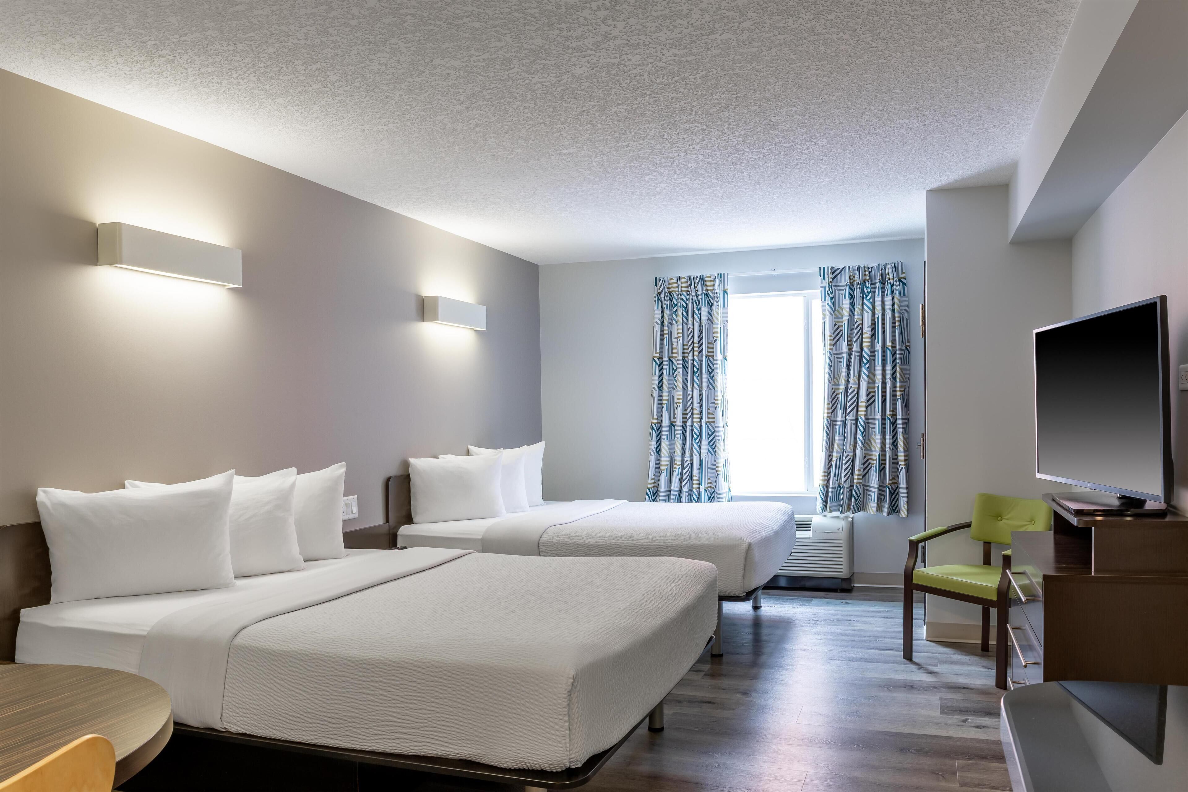 Escritorio, wifi gratis, ropa de cama y acceso para silla de ruedas 