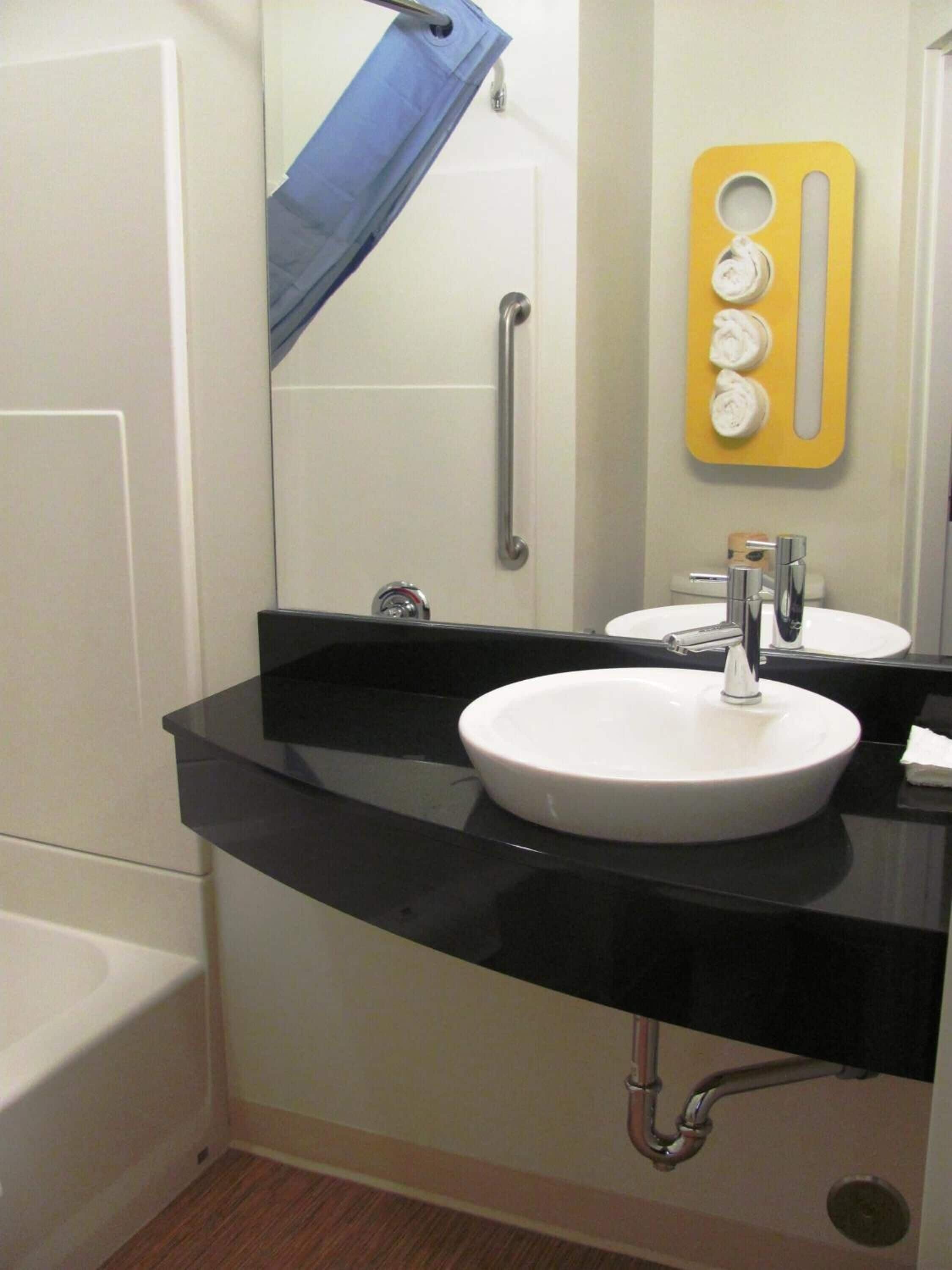 Articles de toilette (gratuits), séchoir à cheveux, serviettes fournies