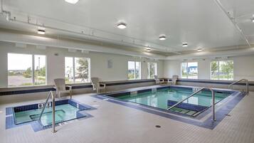Una piscina interior con múltiples carriles, marcas claras y barandillas de seguridad.