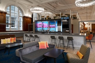 3 bars/lounges