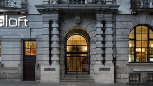 A building entrance with a grand arched doorway, a black door, and a sign reading "loft". - Aloft by Marriott Liverpool (Liverpool)