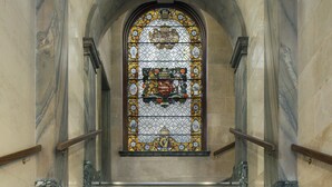 A grand staircase with a stained glass window at the top. - Aloft by Marriott Liverpool (Liverpool)