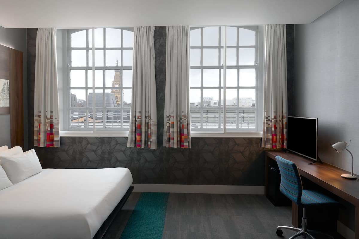 aloft, Room, 1 King Bed | Premium bedding, in-room safe, desk, iron/ironing board