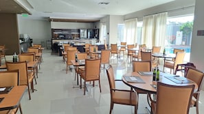Café da manhã, almoço e jantar; culinária regional