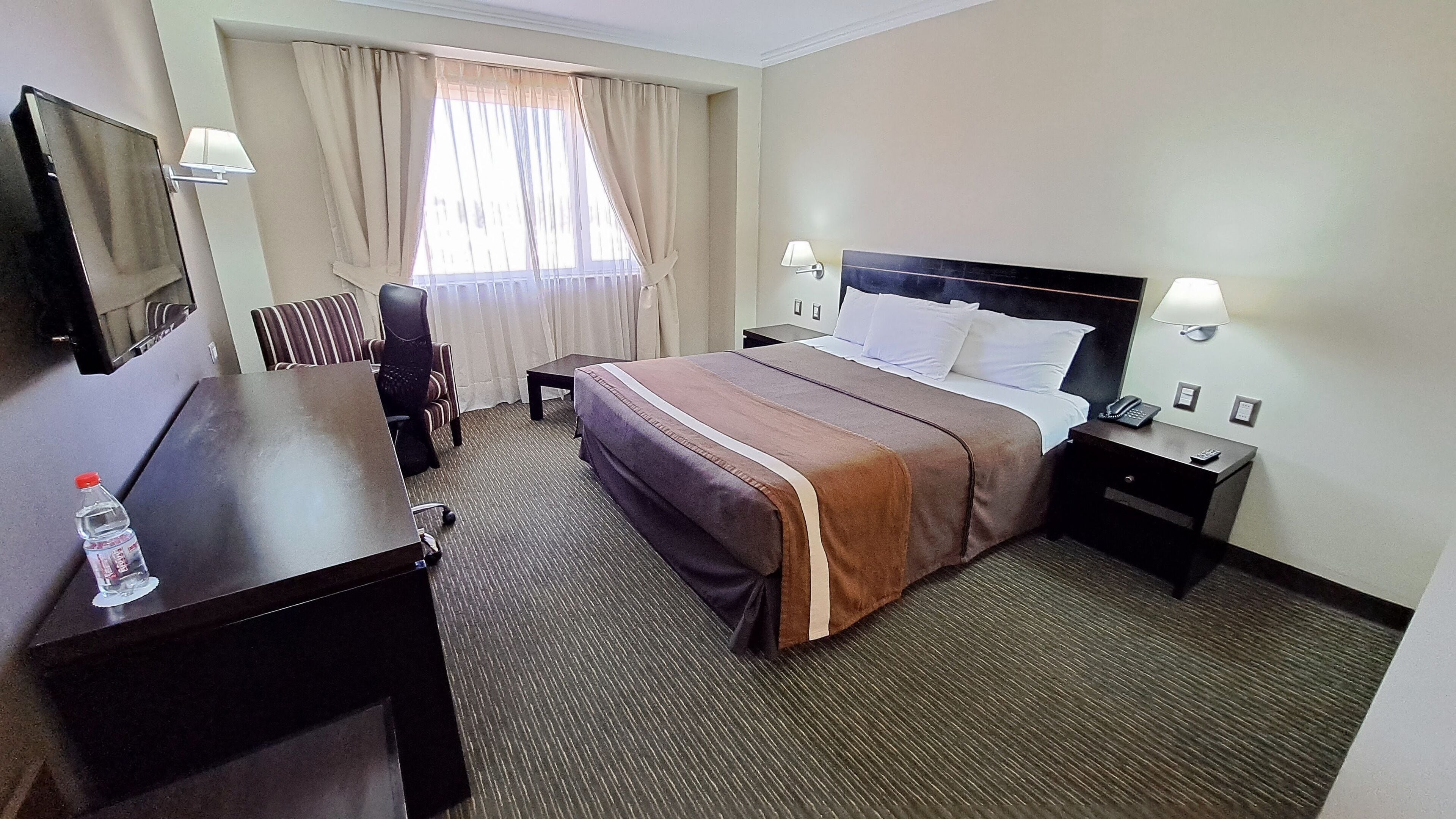 ミニバー、セーフティボックス (室内)、デスク、防音設備