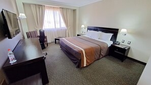 Minibar, safe på rommet, skrivebord og lydisolert