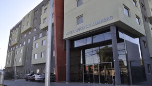 Un edificio de hotel de varios pisos con el nombre "Hotel Diego de Almeida" en la fachada.