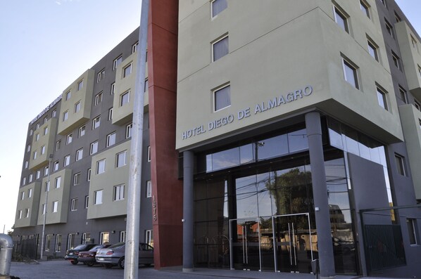 Un edificio de hotel de varios pisos con el nombre "Hotel Diego de Almeida" en la fachada.
