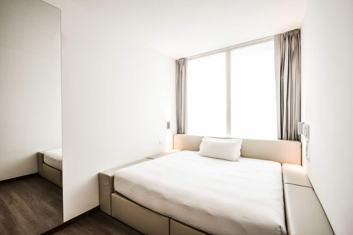 Acceso a internet, despertador y ropa de cama 