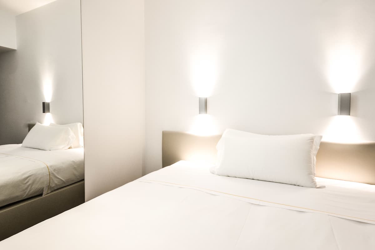 Acceso a internet, despertador y ropa de cama 