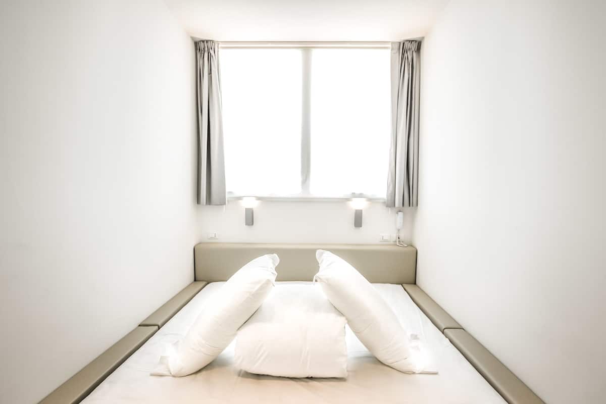Acceso a internet, despertador y ropa de cama 