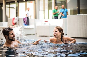 Una piscina al aire libre