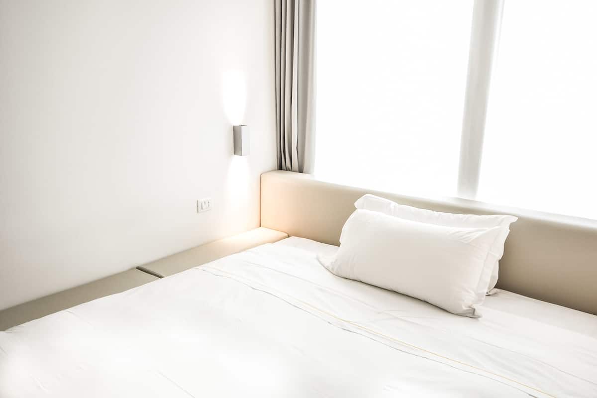 Acceso a internet, despertador y ropa de cama 