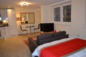 Standard Studio, 1 Double Bed | Desk, iron/ironing board, cots/infant beds, rollaway beds - Central Point by House of Fisher (Basingstoke)