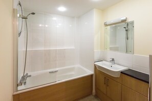 Ensemble baignoire-douche, articles de toilette (gratuits)