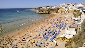Playa en los alrededores y playa de arena blanca