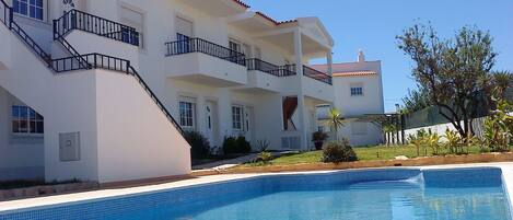 Piscina externa, espreguiçadeiras