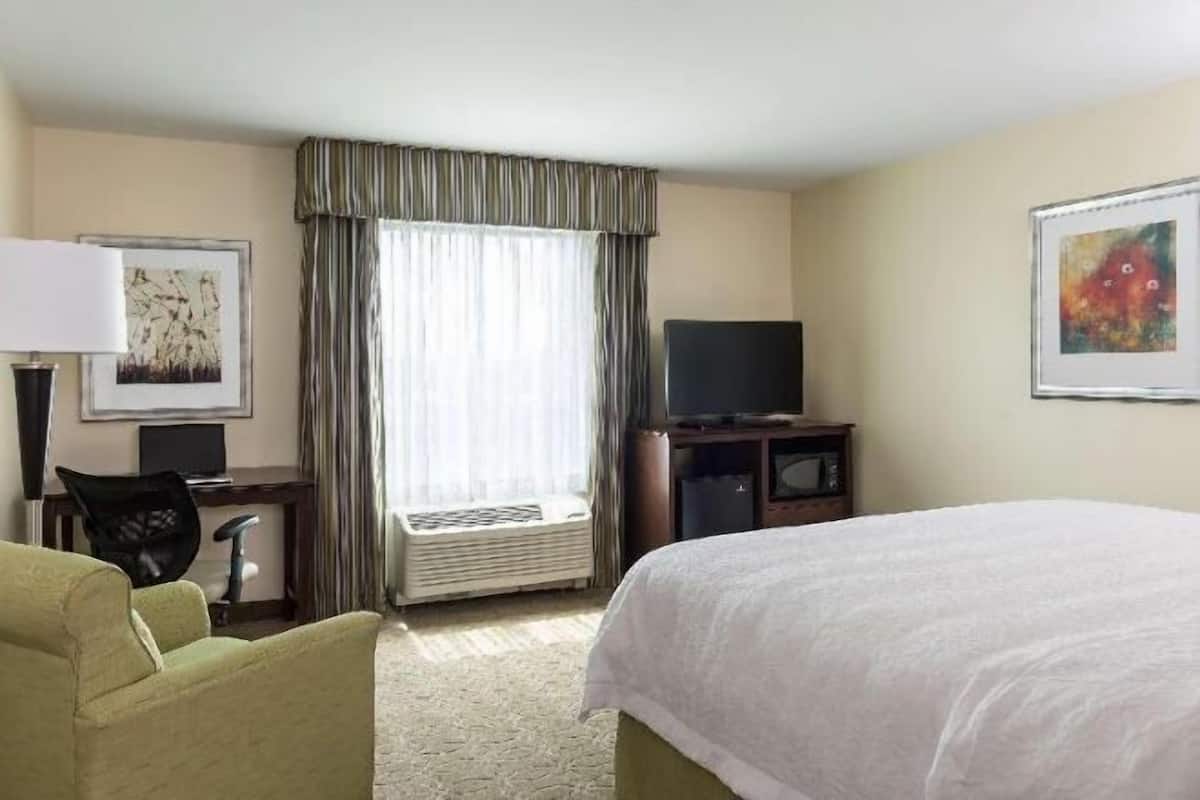 Cofres nos quartos, berços grátis, Wi-Fi de cortesia, roupa de cama