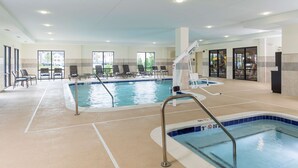 Piscina interior com várias pistas de natação, espreguiçadeiras e um terraço solar.