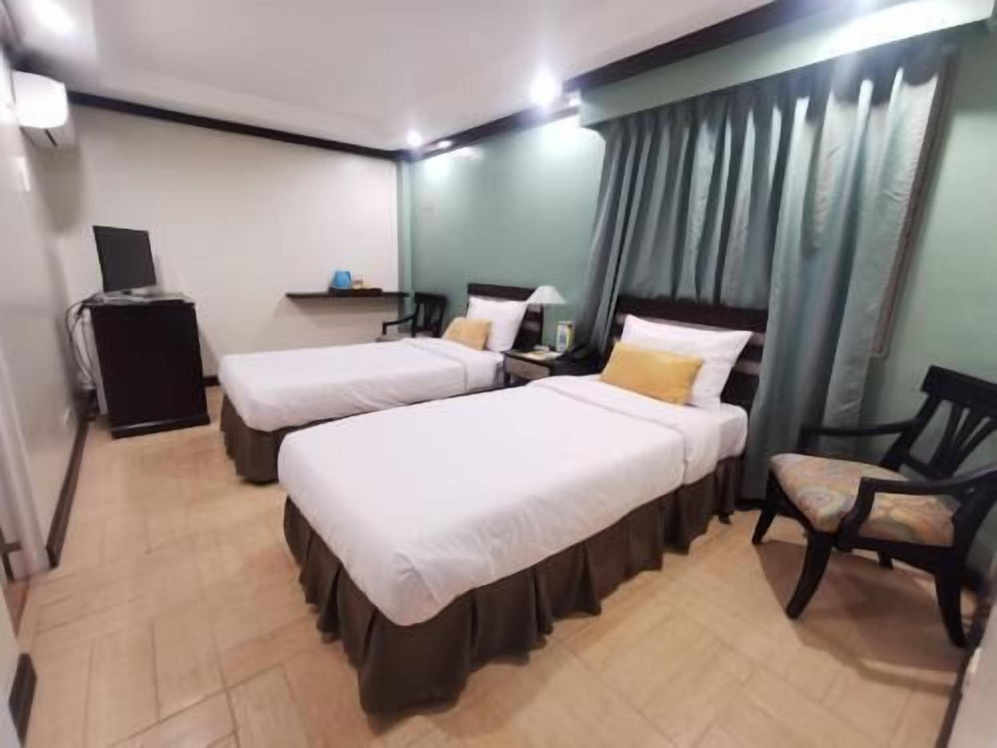 In-room safe, bed sheets