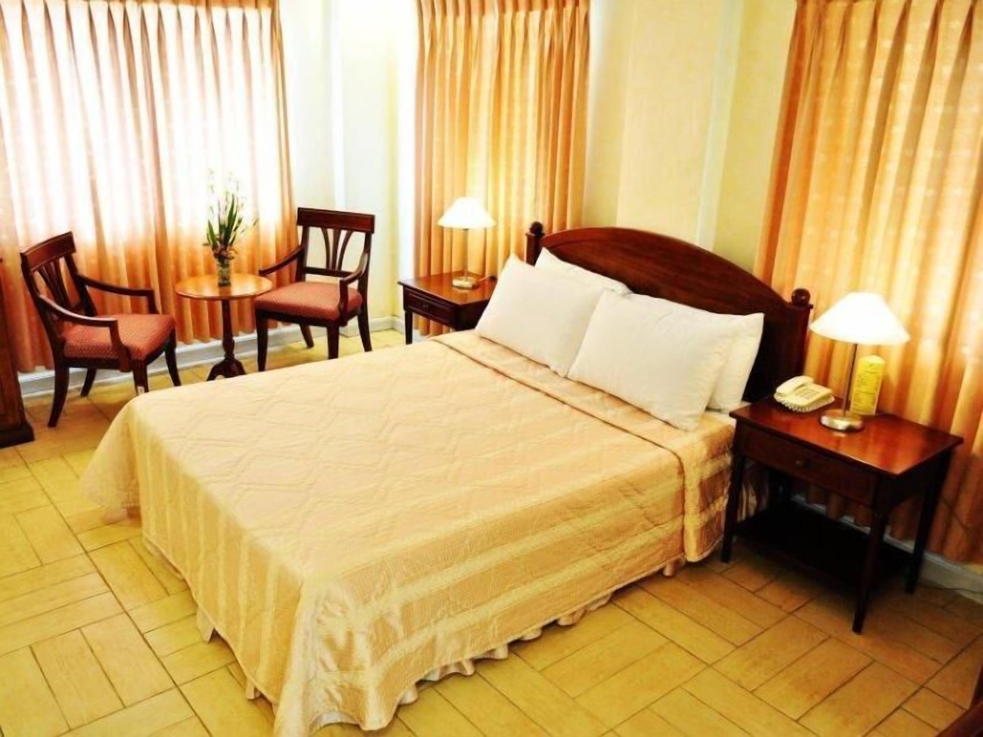 In-room safe, bed sheets