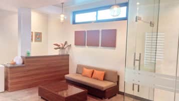 Massage en profondeur, exfoliation, service de massage