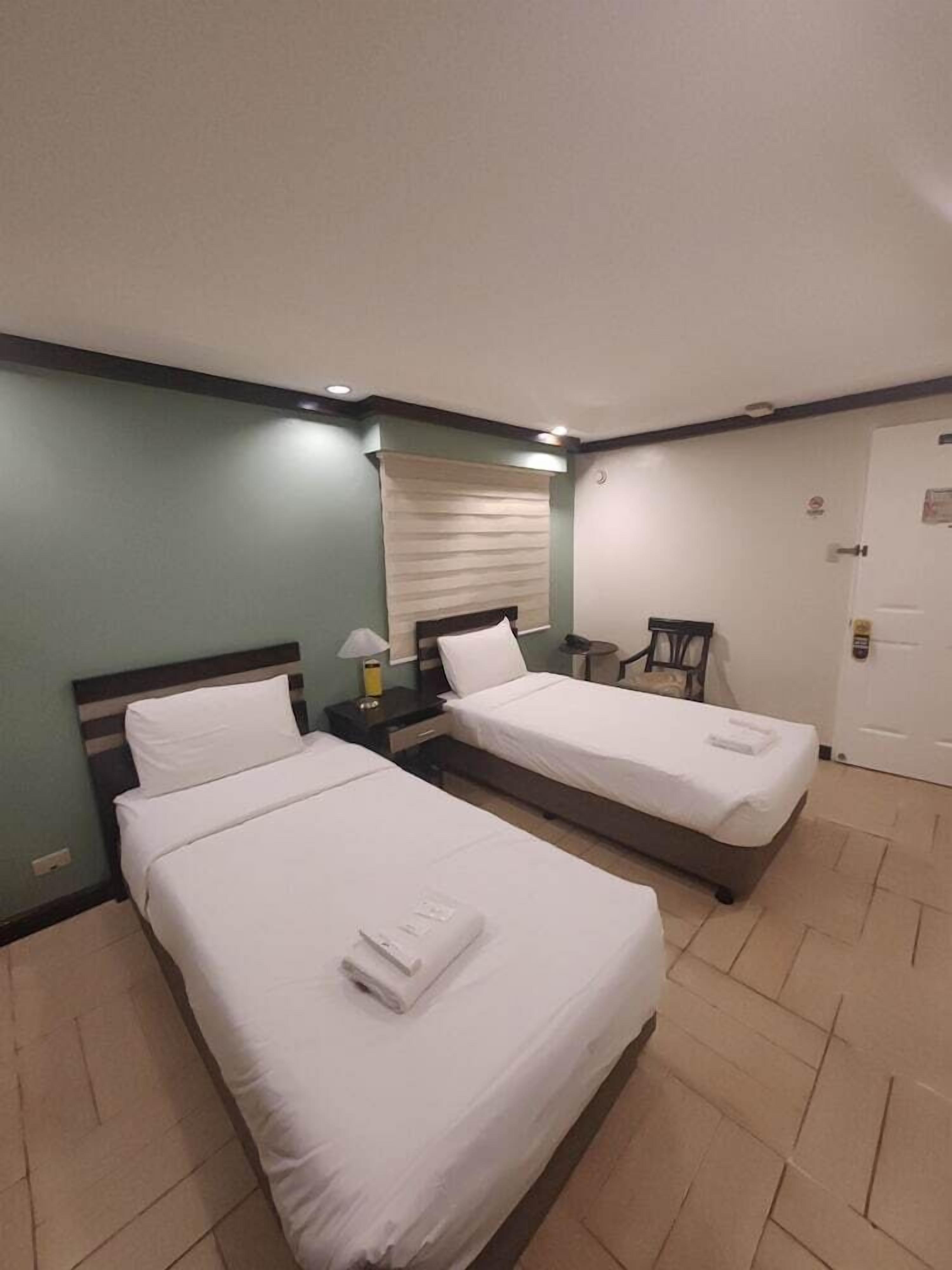 In-room safe, bed sheets