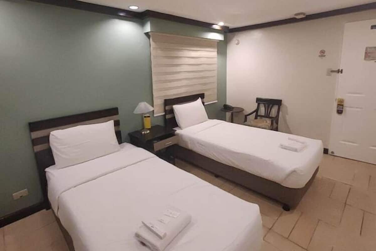 Caja de seguridad en la habitación y ropa de cama