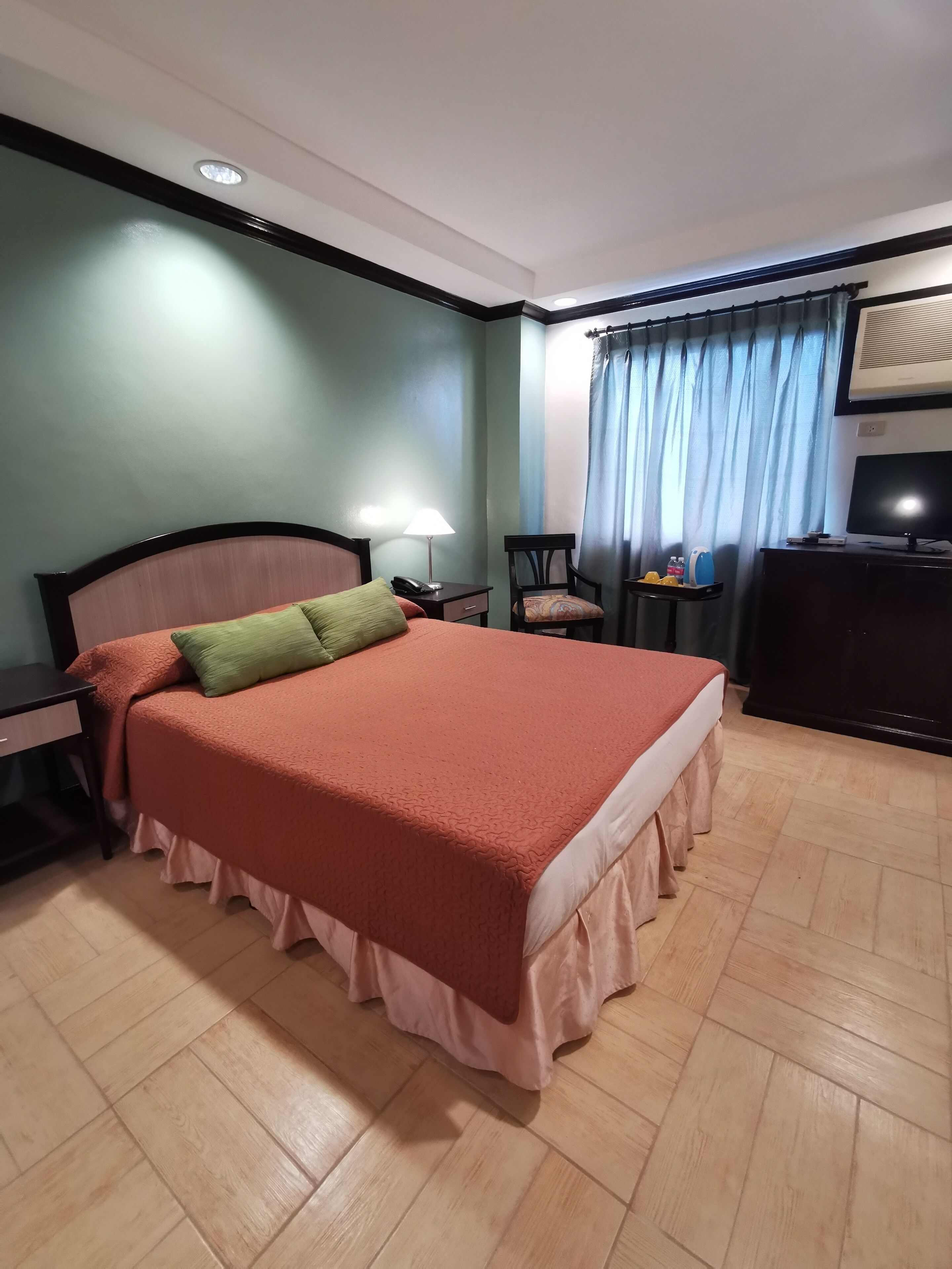 In-room safe, bed sheets