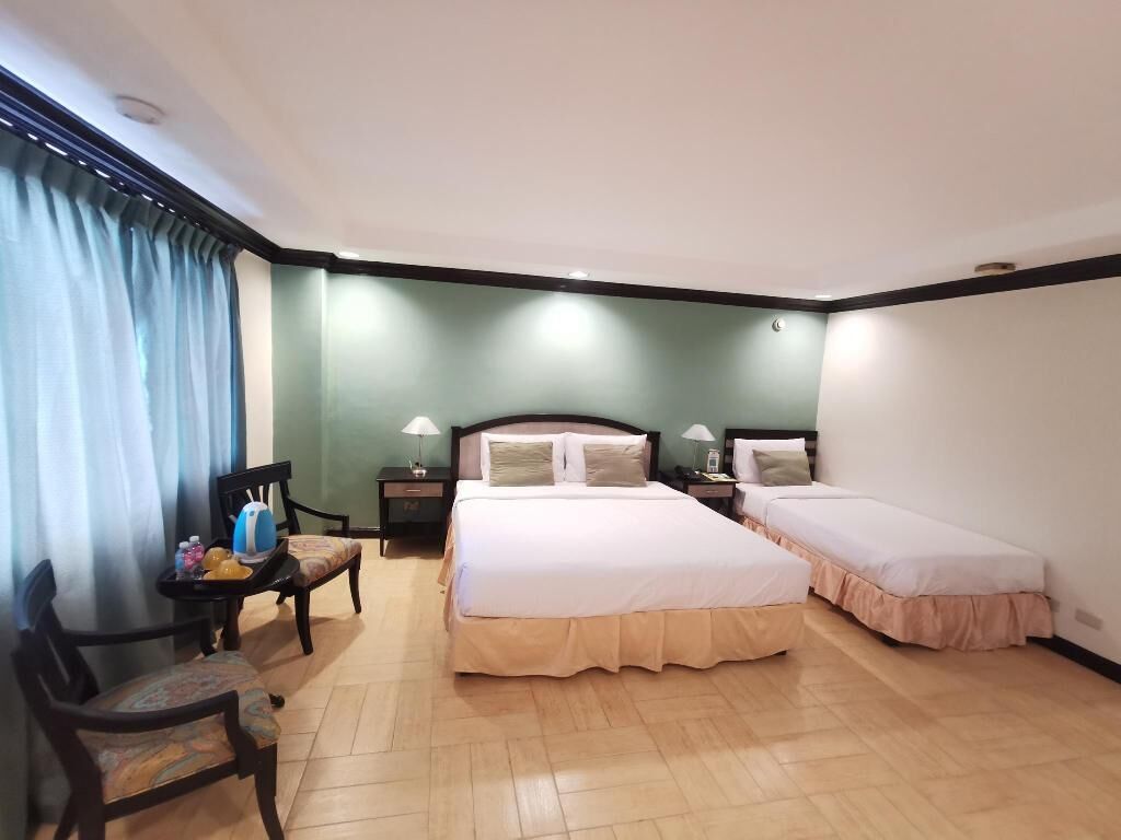 In-room safe, bed sheets