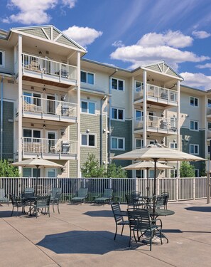 Outdoor pool - WorldMark Long Beach (Long Beach)