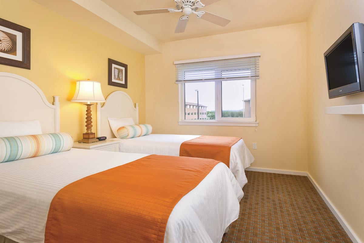 Standard-Apartment, 2 Schlafzimmer, Küche (Queen Murphy Bed) | Minibar, Bügeleisen/Bügelbrett, WLAN, Bettwäsche