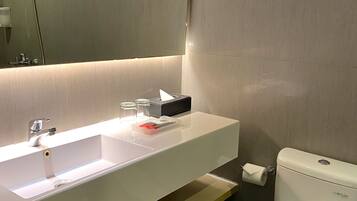 Shower, pengering rambut, sandal, dan kloset