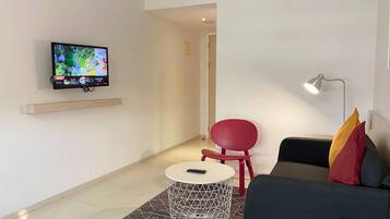 Suite | Area keluarga | Smart TV 43-inci dengan saluran TV kabel