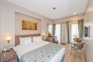 Minibar, in-room safe, desk, soundproofing - Taximist Hotel (Istanbul)
