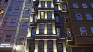 A multi-story building with a sign for the Taximist Hotel. - Taximist Hotel (Istanbul)