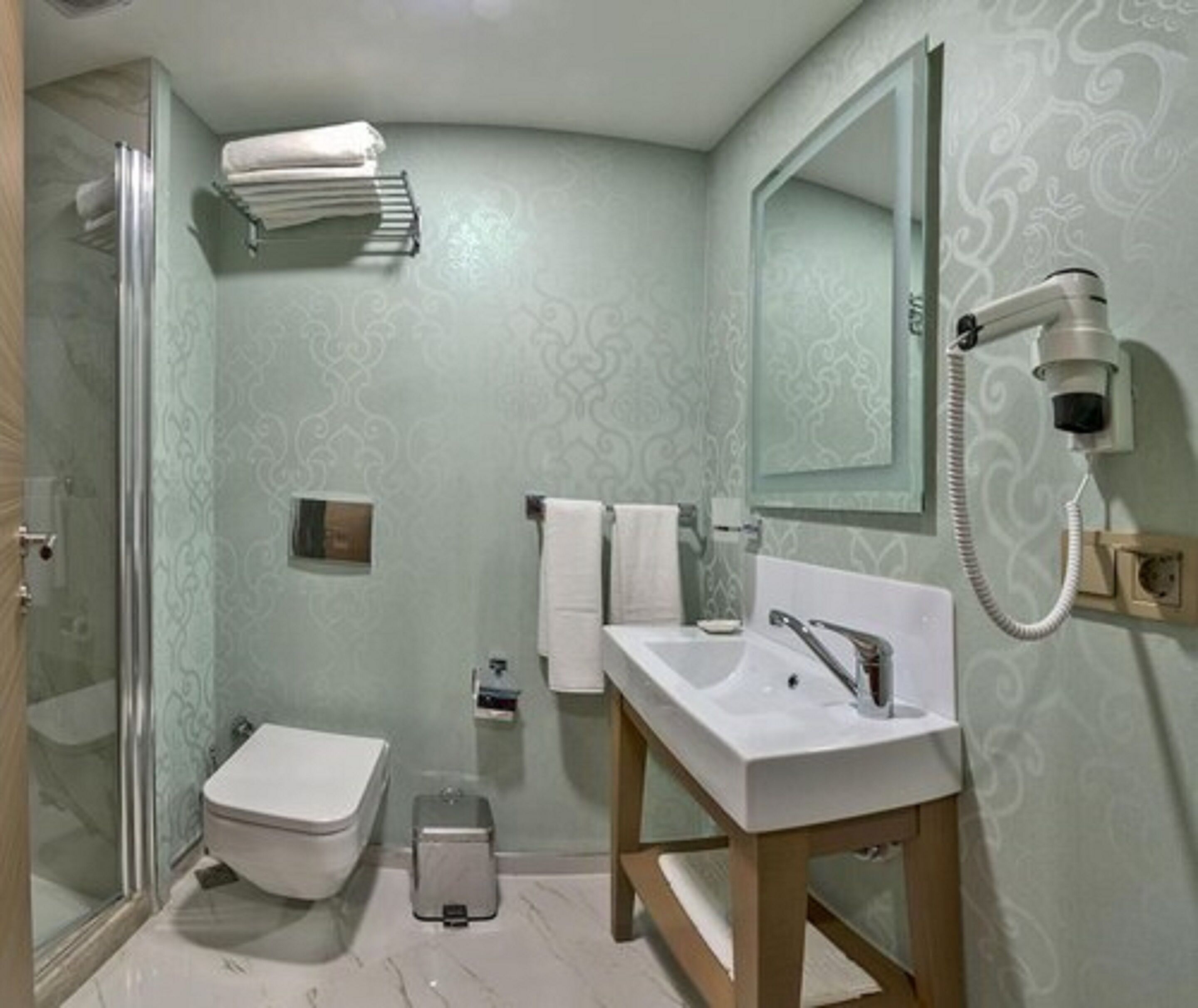 Ein Badezimmer mit Dusche, Toilette und Waschbecken.